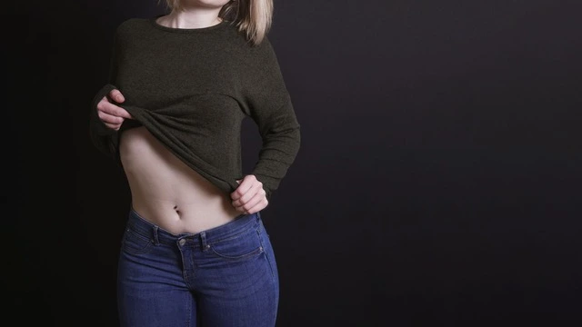 Mujer jugando un juego de mesa erótico