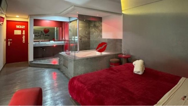 Habitación de motel adaptada para tener relaciones sexuales.