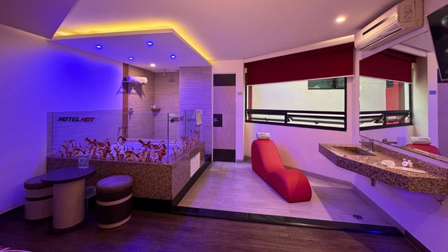 Habitación moderna de motel con jacuzzi