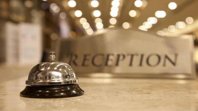  Una recepción de motel, con una campanilla.