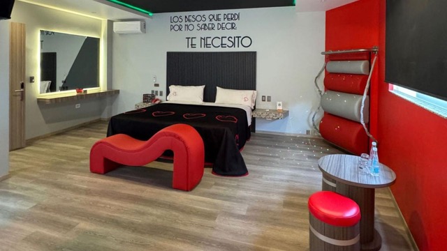 Habitación de motel con motivos rojos