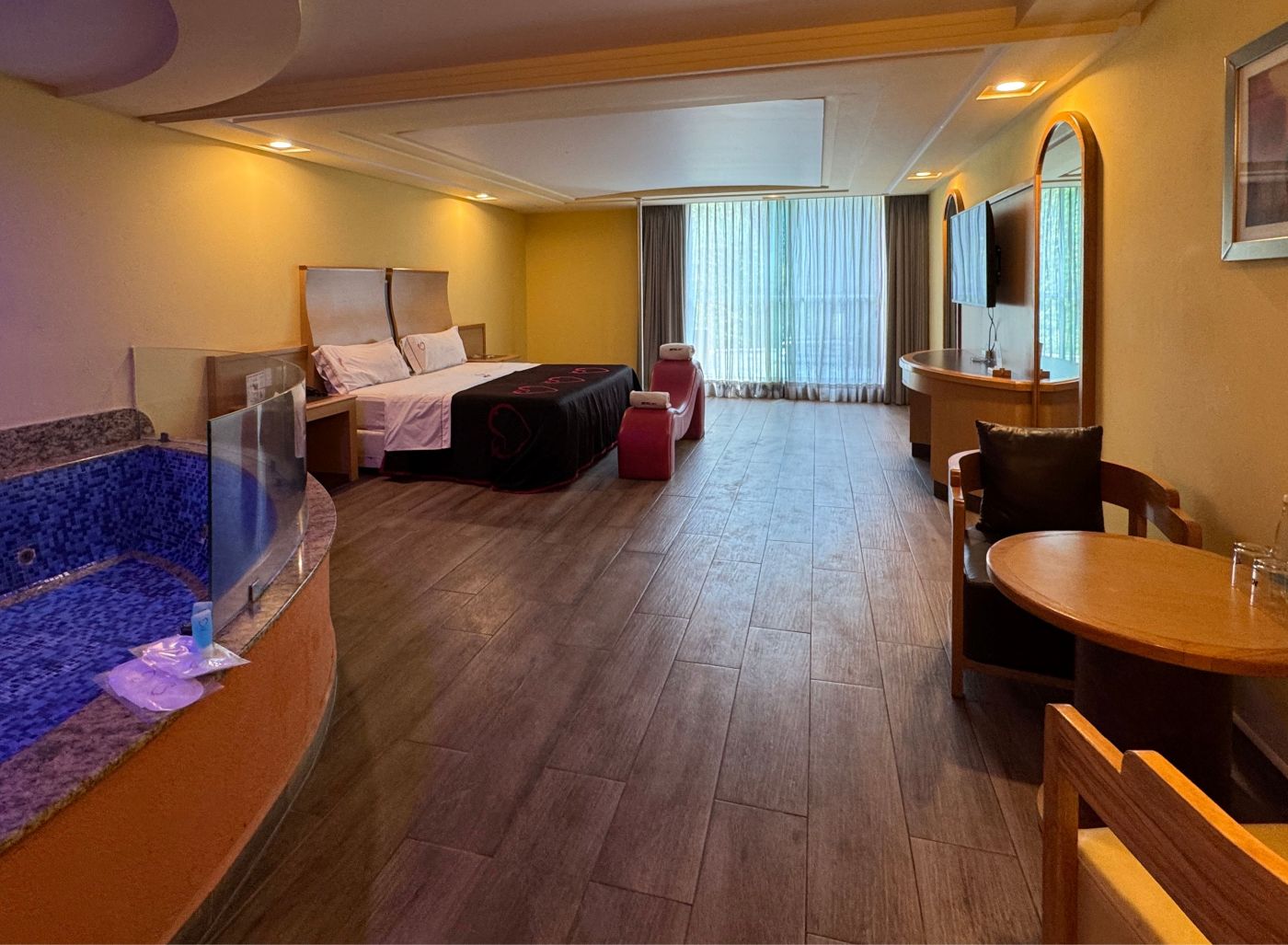  Existen diferentes tipos de habitaciones suite, como la suite y/o Master Suite, Suite con jacuzzi o Suite con vapor.