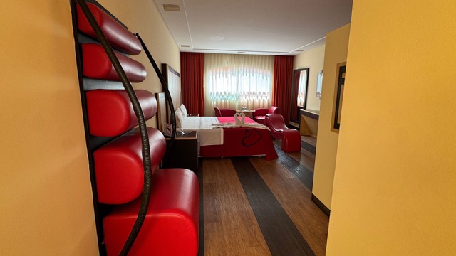 Hotel erótico de la CDMX con muebles eróticos.