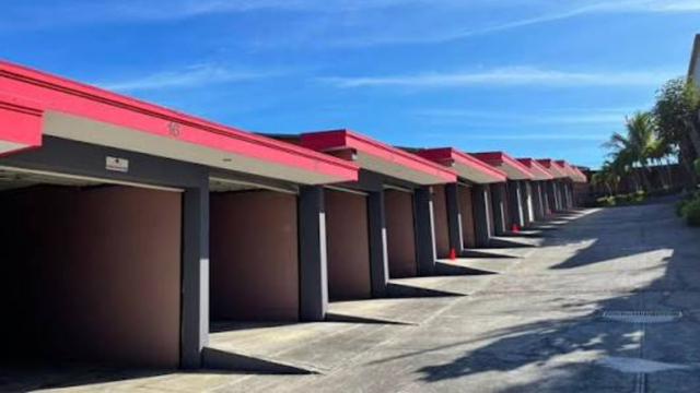 Entrada de un autohotel con varias cocheras