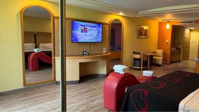 Habitación de motel con tonos rojos