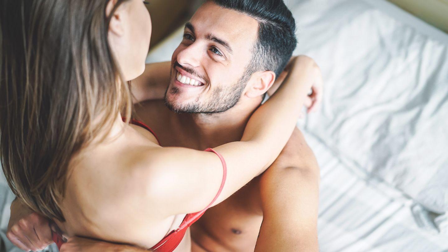 Pareja en una cama, preparada para tener relaciones por primera vez en un motel