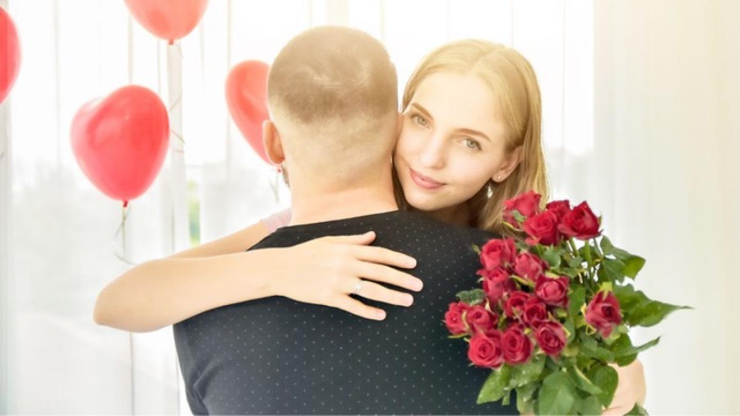 Una pareja abrazándose, en su aniversario, y planteándose ir a un motel para celebrar su aniversario