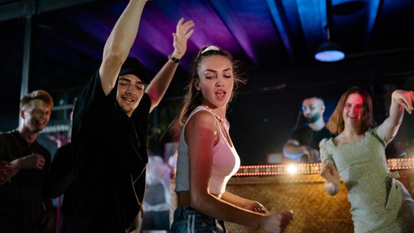  Un grupo de personas divirtiéndose en la habitación de un motel