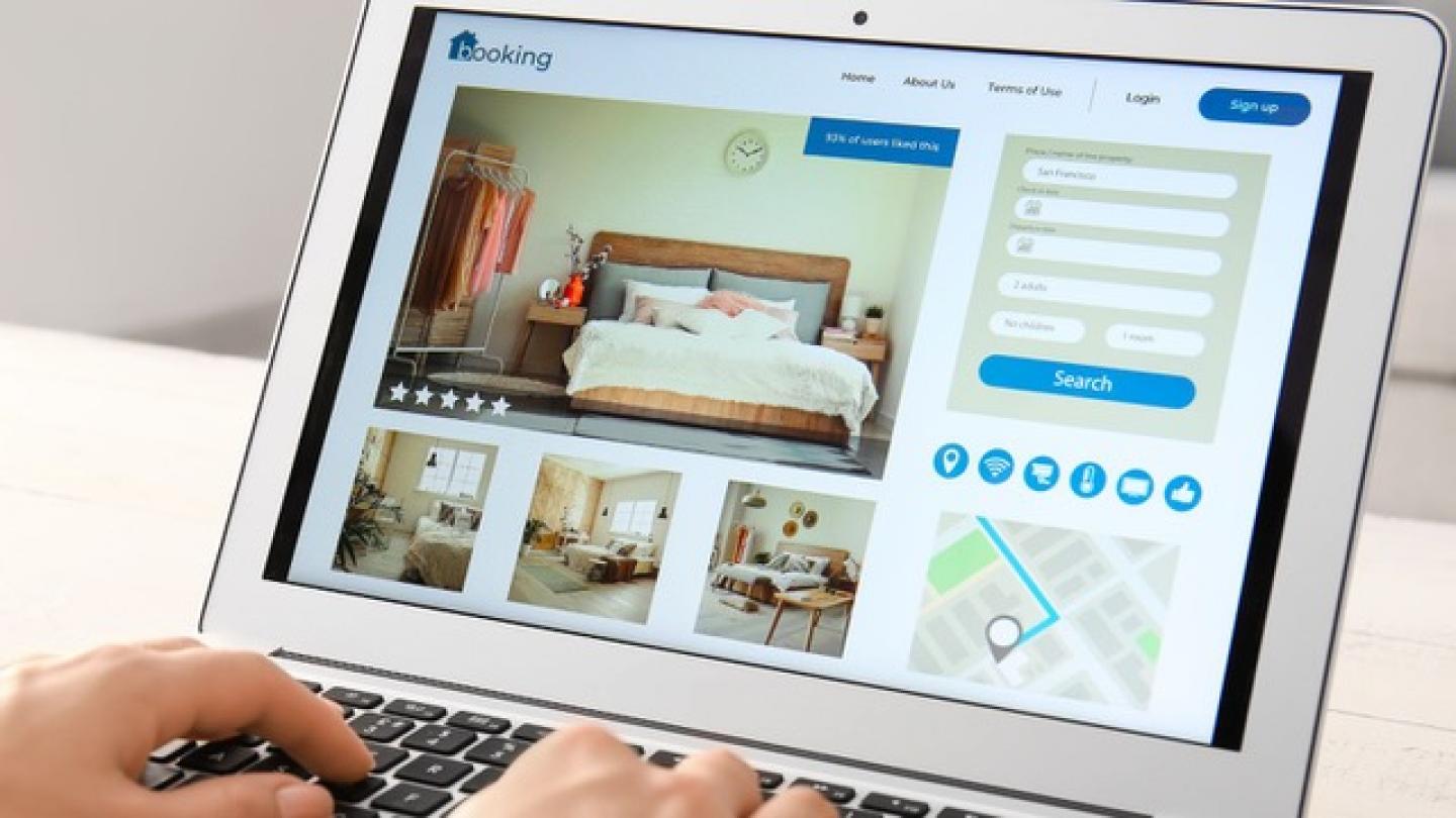 Habitación de motel que está siendo reservada desde una computadora.